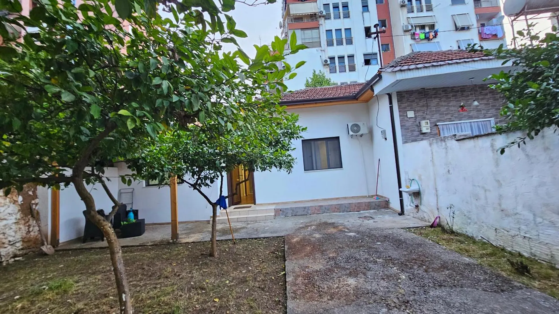 Garden Lemon Tree Villa Tirana