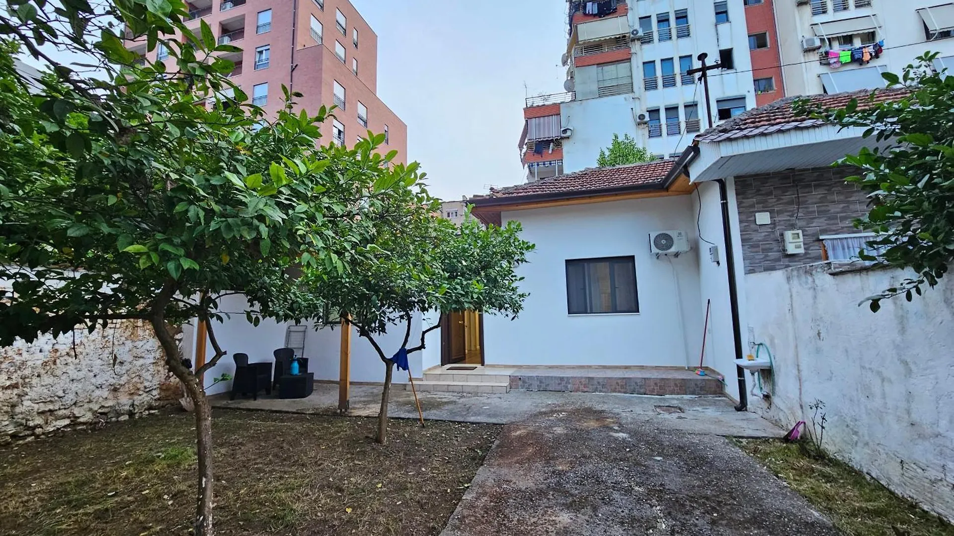 Garden Lemon Tree Villa Tirana 0*,  Albania